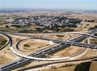 擎起城市脊梁 聚焦建筑風采，山東安成鋼結構工程以務實高效鑄就公路繁榮